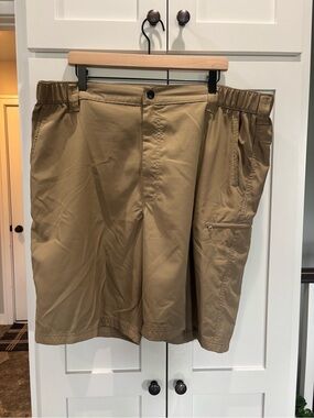Wrangler Tan Cargo Shorts with Zip Pocket